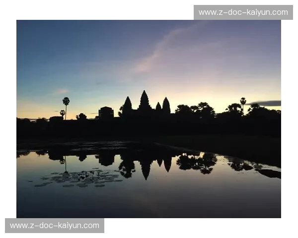 从吴哥的晨曦到东京的霓虹：一场跨越纬度的灵魂对垒与生活博弈